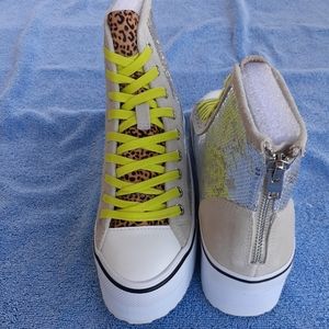 New without box Steve Madden hi-top sneakers!